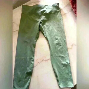 Nike Women’s Size 1X Pale Green Mid Rise  7/8th inch Ankle Leggings